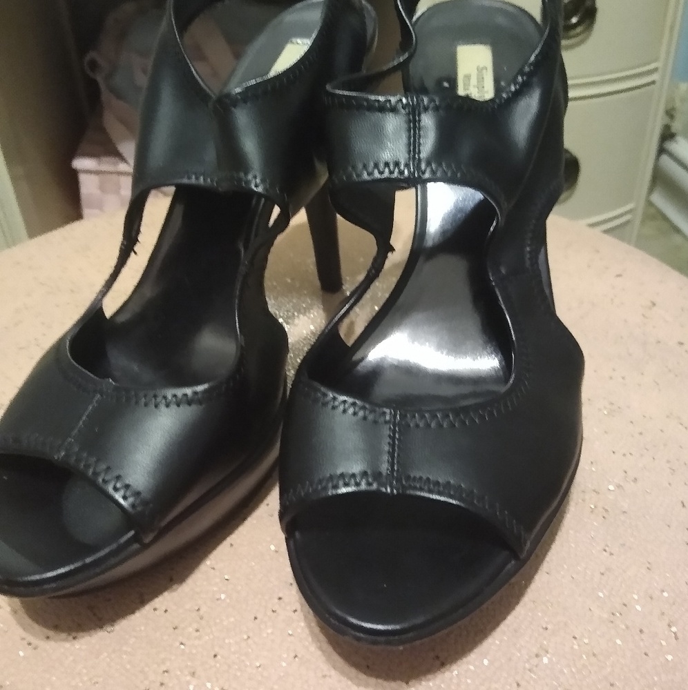 Simply Vera Vera Wang, 10, black sling back heels.